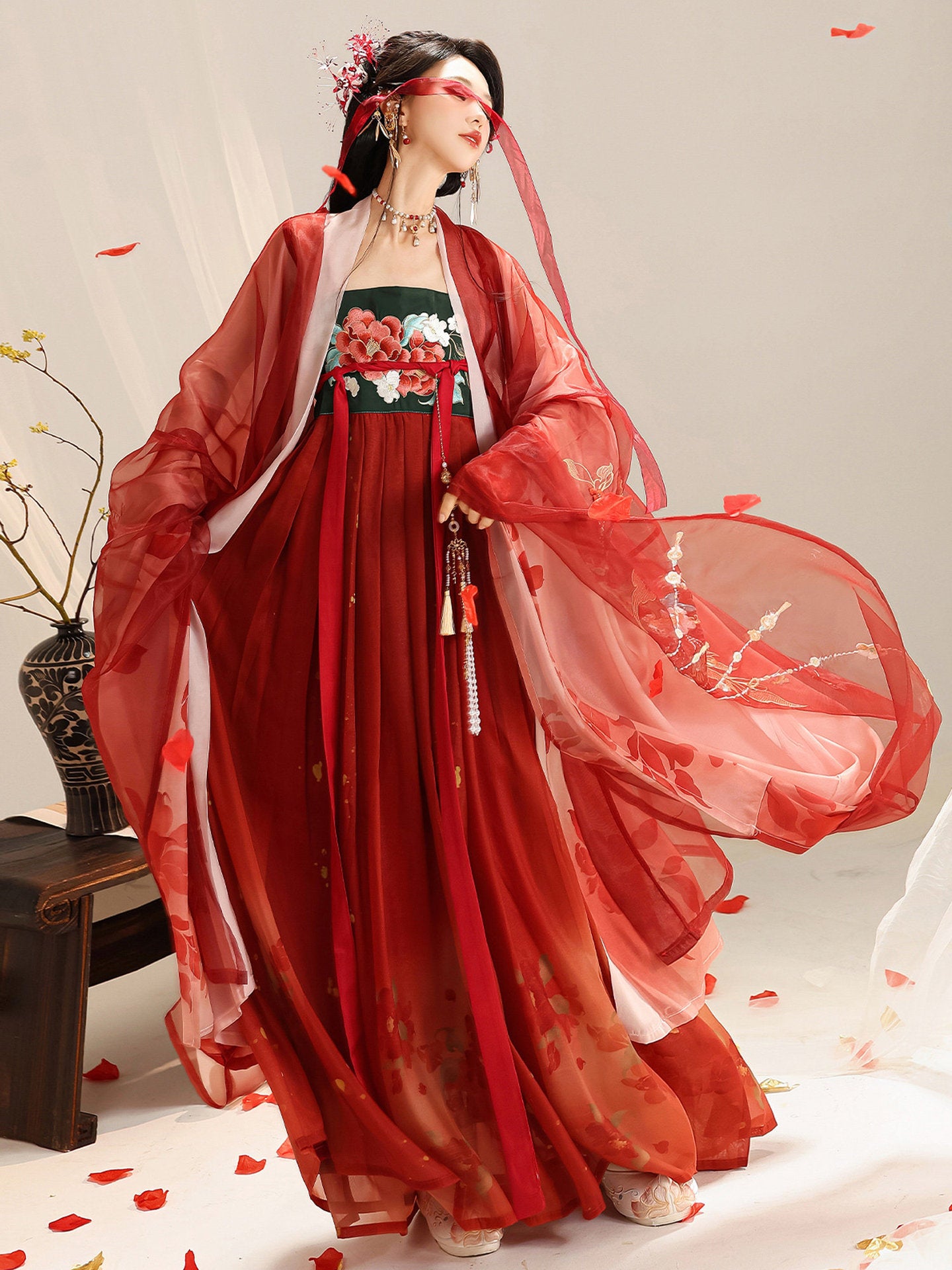 Chest-High Ruqun with Floral Embroidery